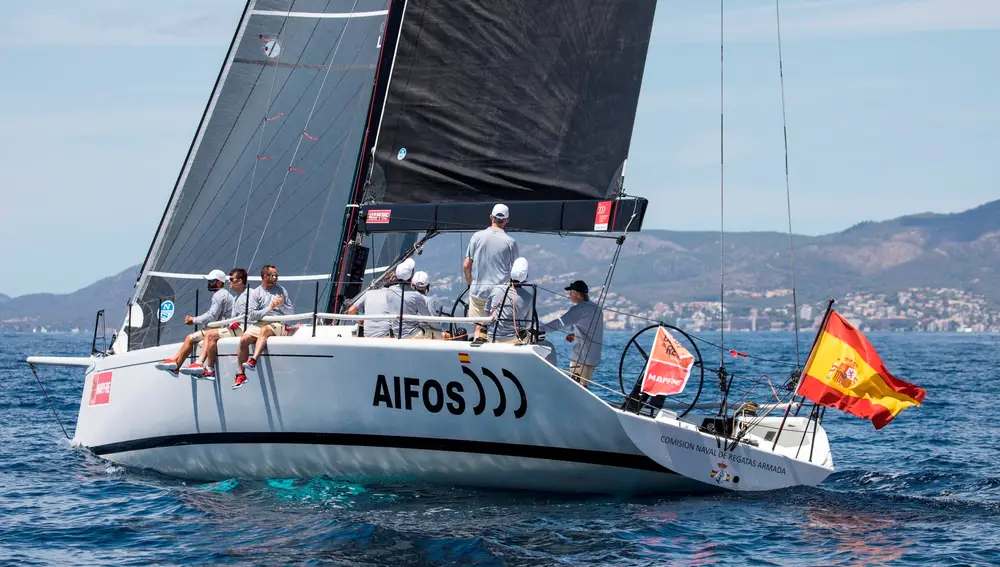 Felipe VI embarca en el Aifos para preparar la Copa del Rey de vela