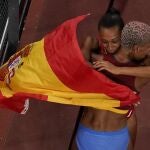 Ana Peleteiro y Yulimar Rojas se abrazan después del concurso de triple salto. La española fue bronce; la venezolana, oro y récord del mundo