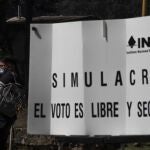 Un hombre y su bebé hacen fila para votar en el referéndum sobre el juicio a los ex presidentes en San Miguel Topilejo, en Ciudad de México