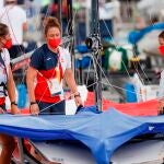 Támara Echegoyen (centro) y Paula Barceló (izquierda) aspiran a medalla en 49er FX