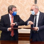 El presidente de la Diputación Provincial de Burgos, César Rico, y el diputado general de Álava, Ramiro González, suscriben los acuerdos