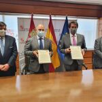 El consejero de Fomento y Medio Ambiente, Juan Carlos Suárez-Quiñones, y el presidente de la Federación de Autoescuelas de Castilla y León (FACALE), Arcadio González -acompañados por el director general de Transportes, Ignacio Santos, y el presidente de la Federación de Empresas de Transporte de Mercancías por Carretera de Castilla y León (FETRACAL), Juan Luis Feltrero-, han firmado un protocolo de colaboración