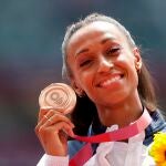 Ana Peleteiro posa con la medalla de bronce