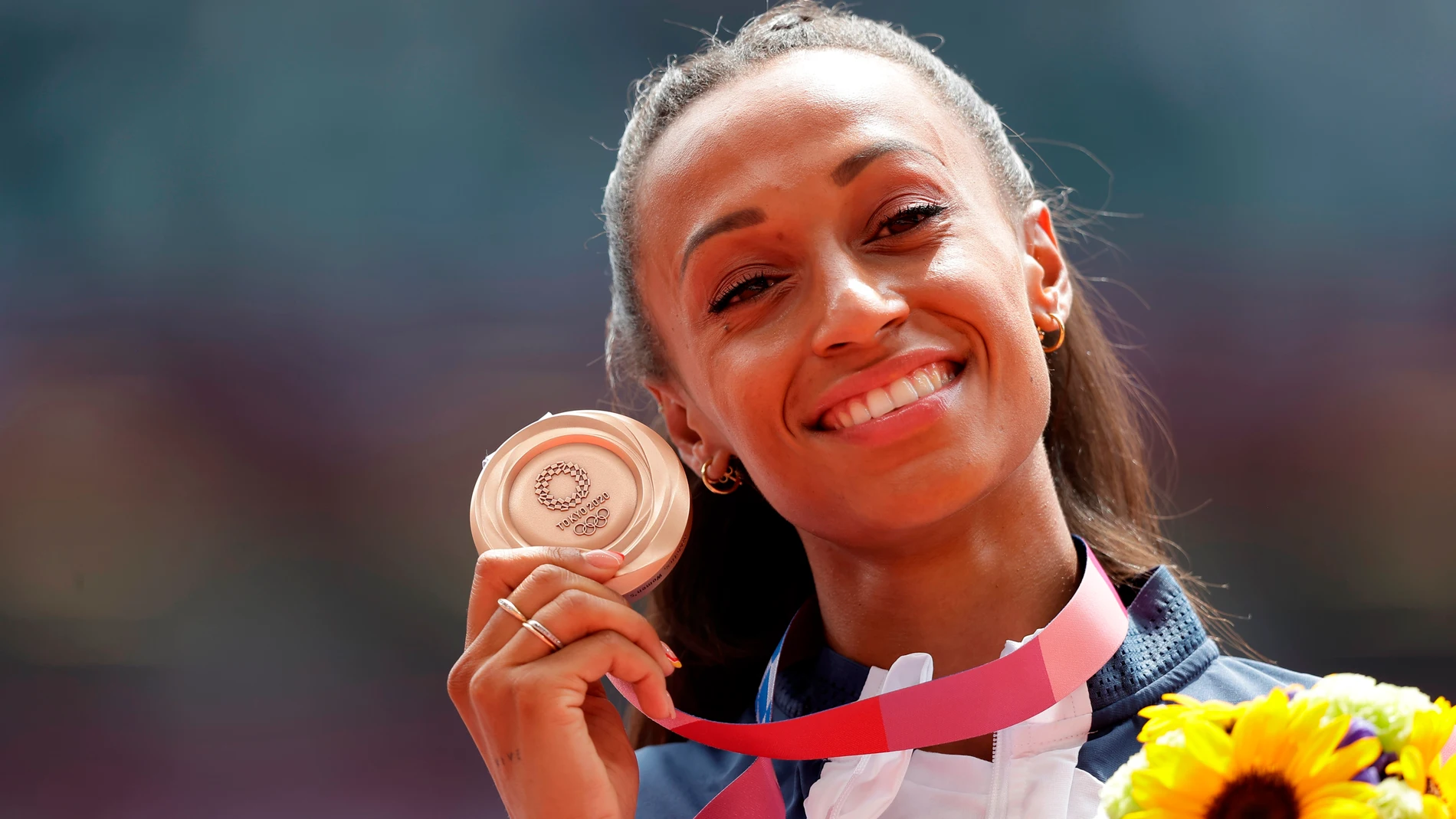 Ana Peleteiro posa con la medalla de bronce