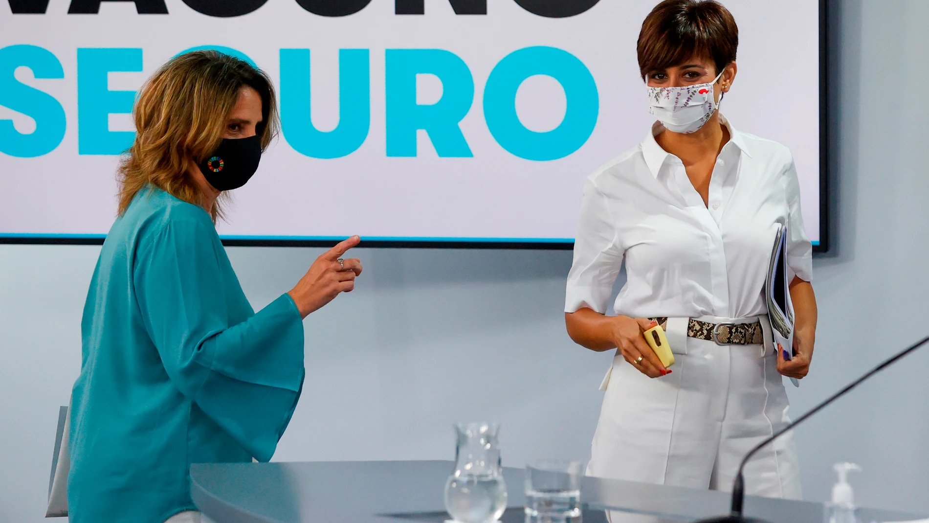 La ministra de Política Territorial y portavoz del Gobierno, Isabel Rodríguez, y la ministra para la Transición Ecológica, Teresa Ribera, llegan a la rueda de prensa posterior a la reunión del Consejo de Ministros