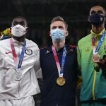 El histórico podio del 400 vallas en Tokio. En el centro, Karsten Warholm; a la izquierda Rai Benjamin y a la derecha Alison Dos Santos