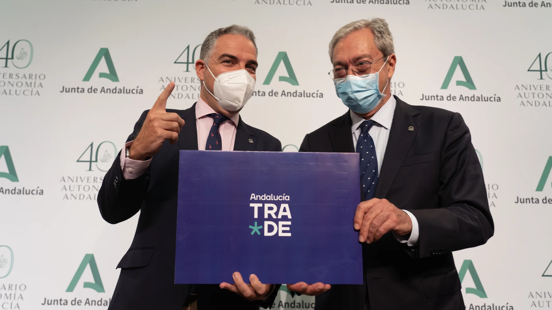 El consejero de la Presidencia, Administración Pública e Interior y portavoz del Gobierno andaluz, Elías Bendodo (i), y el consejero de Transformación Económica, Industria, Conocimiento y Universidades, Rogelio Velasco (d). Eduardo Briones / Europa Press