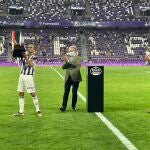 Nacho recibe de manos del alcalde accidental de Valladolid, Manuel Saravia, el Trofeo Ciudad de Valladolid