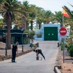 Agentes policiales ante la entrada de La Mareta, residencia en la que el presidente del Gobierno, Pedro Sánchez, veranea