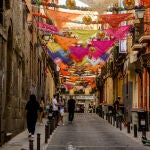 Adornos y decoraciones para las fiestas de San Cayetano, en la Calle del Oso