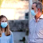 MALLORCA, 04/08/2021.- El rey Felipe VI (d) junto a su hija, la princesa Leonor (i), durante su visita al Centro de Interpretación del Paraje Natural de la Sierra de Tramontana y el Santuario de Lluc, este miércoles en Mallorca. EFE/ Ballesteros