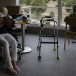 Dos residentes del Centro de Mayores Casablanca Villaverde (Av. de Rafaela Ybarra, 135) leen y descansan en un salón del centro cuatro días después de que se decretase el fin del estado de alarma por el COVID-19.