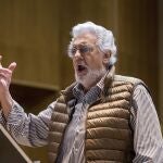 El tenor Plácido Domingo durante los ensayos del concierto benéfico realizado en Gyor, Hungría