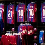 Las camisetas de Messi seguían por la tarde en las tiendas oficiales del Barça
