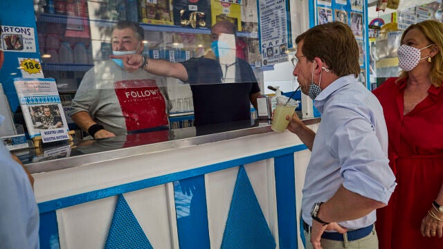 El alcalde de Madrid, José Luis Martínez-Almeida , visita el kiosco de Horchata Miguel y José, un clásico en la capital