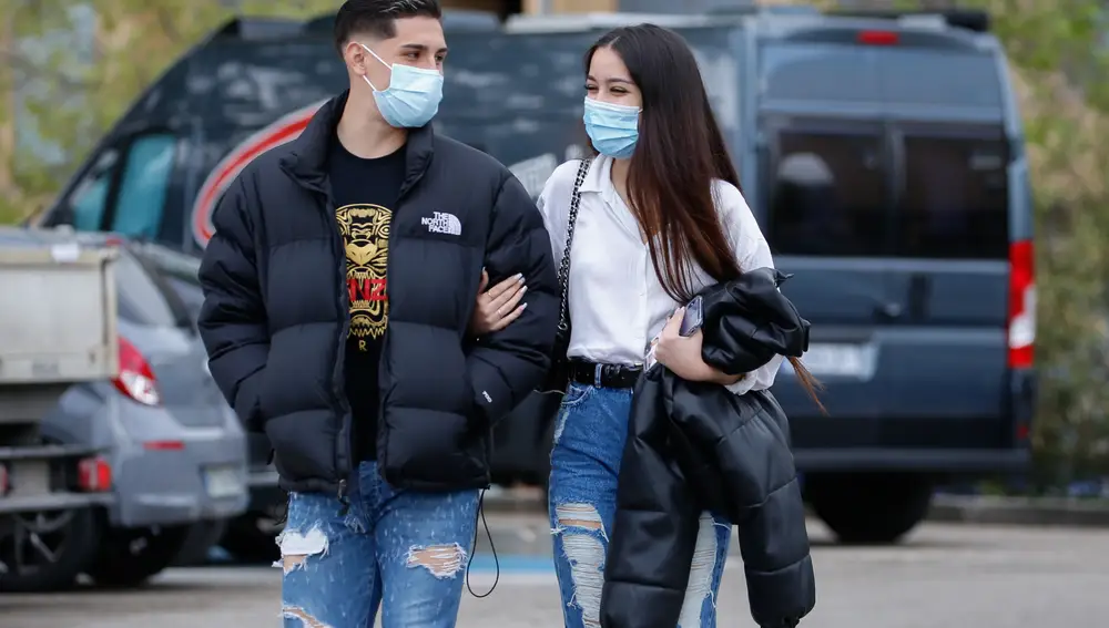 Julia Janeiro y Brayan Mejía paseando por las calles de Madrid