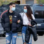 Julia Janeiro y Brayan Mejía paseando por las calles de Madrid