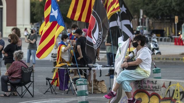 Manifestantes cortan la avenida Meridiana en Barcelona
