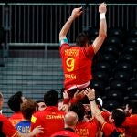 Los Hispanos mantean a Raúl Entrerríos, el gran capitán, que deja el balonmano con una medalla de bronce en los Juegos de Tokio