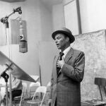 Una imagen clásica de Frank Sinatra en el estudio de grabación