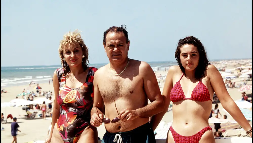 PEDRO CARRASCO CON SU HIJA ROCIO Y SU NOVIA RAQUEL MOSQUERA POSANDO DURANTE UNAS VACACIONES DE VERANO EN CADIZ