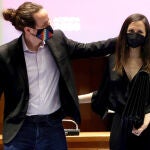 El vicepresidente del Gobierno y ministro de Asuntos Sociales y Agenda 2030 saliente Pablo Iglesias (i) abraza a la nueva ministra de Derechos Sociales y Agenda 2030, Ione Belarra (d), durante su traspaso de cartera.