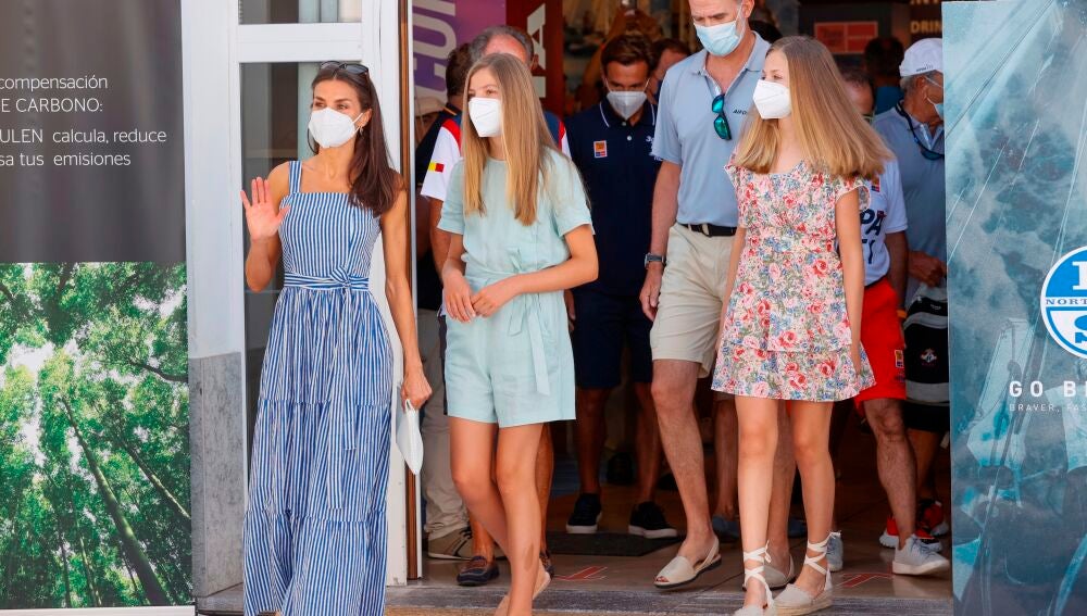 Los reyes Felipe y Letizia, junto a la princesa Leonor y la infanta Sofía, a su llegada al homenaje que el Real Club Náutico de Palma (RCNP) ha ofrecido a su regatista Joan Cardona, medalla de bronce de la clase Finn en los JJOO de Tokio 2020.