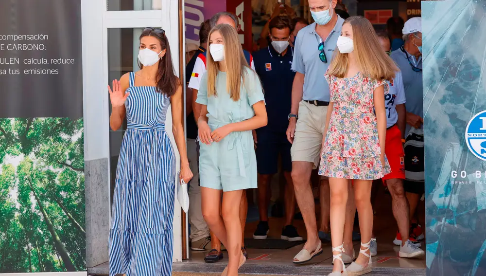 Los reyes Felipe y Letizia, junto a la princesa Leonor y la infanta Sofía, a su llegada al homenaje que el Real Club Náutico de Palma (RCNP) ha ofrecido a su regatista Joan Cardona, medalla de bronce de la clase Finn en los JJOO de Tokio 2020.