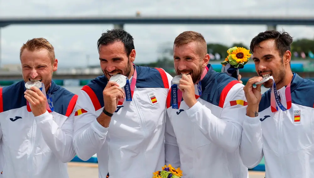 Marcus Cooper, Saúl Craviotto, Carlos Arévalo y Rodrigo Germade muerden la medalla de plata que lograron en el K4 500