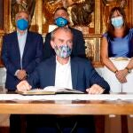 El director del Centro de Coordinación y Alertas y Emergencias, Fernando Simón, firma en el libro de honor antes de recoger el IX Premio Trevillano y la medalla de oro de la localidad zaragozana de Villafeliche, un pequeño pueblo zaragozano de 200 habitantes