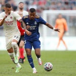 Rodrygo pelea por llevarse la pelota durante el amistoso entre el AC Milan y el Real Madrid en Austria