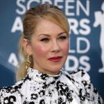 HI4148. LOS &Aacute;NGELES (ESTADOS UNIDOS), 10/08/2021.- Fotograf&iacute;a de archivo del 19 de enero de 2020 que muestra a la actriz Christina Applegate durante la 26a ceremonia anual de premios del Screen Actors Guild, en el Shrine Auditorium de los &Aacute;ngeles (EE.UU.). La actriz estadounidense Christina Applegate revel&oacute; este martes en su cuenta de Twitter que padece esclerosis m&uacute;ltiple. "Hola amigos. Hace unos meses fui diagnosticada con esclerosis m&uacute;ltiple. Ha sido un viaje extra&ntilde;o. Pero me han apoyado mucho otras personas que s&eacute; que tambi&eacute;n padecen esta enfermedad", escribi&oacute;. EFE/ David Swanson ARCHIVO