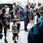 El delantero argentino Lionel Messi (c), acompañado por su esposa Antonella (i), sus hijos y de su ayudante personal Pepe Costa (d), a su llegada este mediodía a la Terminal corporativa del Aeropuerto del Prat de Barcelona, desde donde han partido hacia París.
