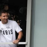 Lionel Messi saluda desde la terminal del aeropuerto Le Bourget, cerca de París, donde firmará su contrato como nuevo jugador del PSG