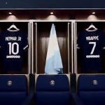 Un bandera de Argentina situada entre las camisetas de Neymar y Kylian Mbappé simboliza la llegada de Leo Messi al PSG.