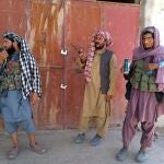 Combatientes talibanes en un checkpoint en la ciudad de Farah, capital de la provincia de Farah, al suroeste de Afganistán