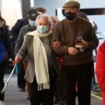 Adultos de la tercera edad llegan por una dosis de refuerzo AztraZeneca, en un centro de vacunación contra la covid-19 hoy, en Santiago (Chile).