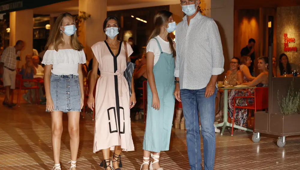 La Princesa Leonor sale a cenar en Mallorca con sus padres los Reyes y su hermana la Infanta Sofía.