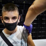 Un adolescente de 12 años recibe una dosis de la vacuna de Pfizer contra la covid-19
