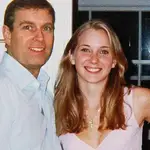 Virginia Roberts fotografiada con el príncipe Andrés y Ghislaine Maxwell