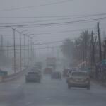 -FOTODELDIA- AME7862. VEGA ALTA (PUERTO RICO), 10/08/2021.- Carros transitan hoy por la Carretera 2 en plenas lluvias y entre la alerta por la posible tormenta tropical Fred, en Vega Alta (Puerto Rico). Puerto Rico se prepara para la llegada este martes de lo que podría llegar a ser la tormenta tropical Fred, que se espera deje en la isla hasta 10 centímetros de lluvia y vientos de hasta 56 kilómetros por hora, especialmente en el suroeste. Se ha ordenado que los funcionarios cesen sus labores a partir del mediodía, con excepción de quienes trabajan en servicios esenciales, según el gobernador Pedro Pierluisi. EFE/ Thais Llorca