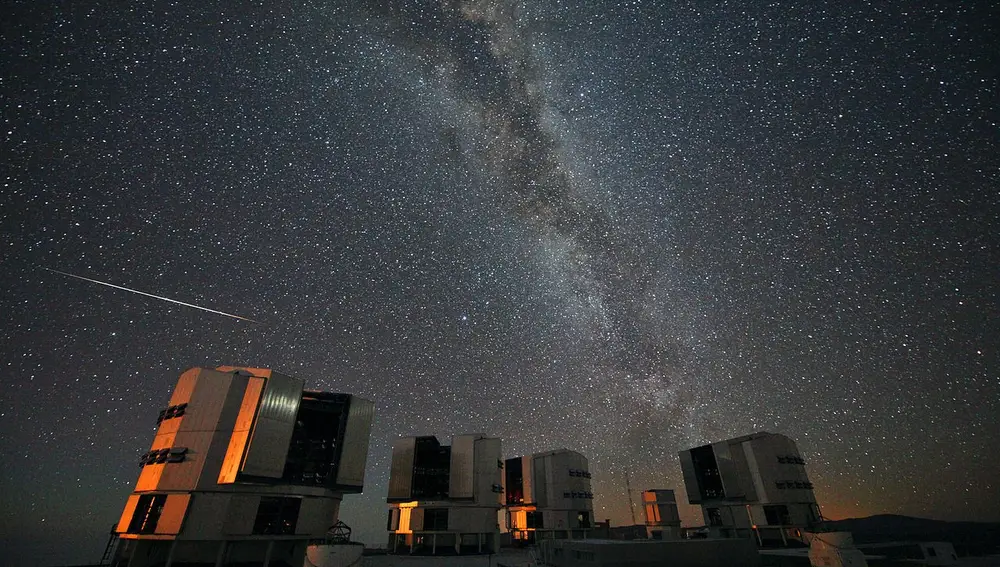 Un meteorito de las Perseidas sobre el Observatorio Paranal el 2010 localizado en el desierto de Atacama, al norte de Chile.