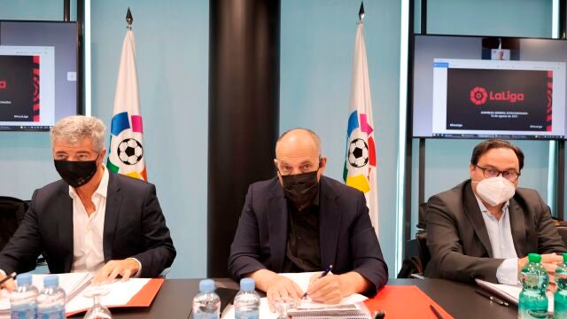 GRAF2257. MADRID, 12/08/2021.- El presidente de LaLiga, Javier Tebas (c) durante la Asamblea General Extraordinaria de este jueves