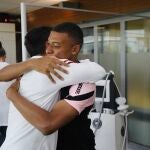 Kylian Mbappé da la bienvenida a Messi en el PSG