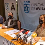 Fallo del jurado del XXXI Premio de Poesía Fray Luis de León en su edición 2021.(I a D) El director de la Institución Gran Duque de Alba, Maximiliano Fernández; el diputado responsable del Área de Cultura, Patrimonio, Juventud y Deporte, Eduardo Duque; y la alcaldesa de Madrigal de las Altas Torres, Ana Isabel Zurdo