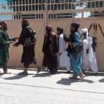 Un grupo de talibanes tras tomar el control de la ciudad de Herat este viernes