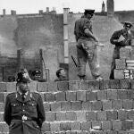 Sí el muro de Berlín pudo saltarse, esto no puede ser tan difícil.