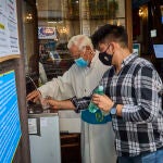 El padre Ángel, fundador de la ONG Mensajeros de la Paz, ha abierto a las personas que viven en la calle la parroquia de San Antón de Madrid para que descansen un rato al fresco del interior del templo y darles agua con la que paliar los efectos de calor