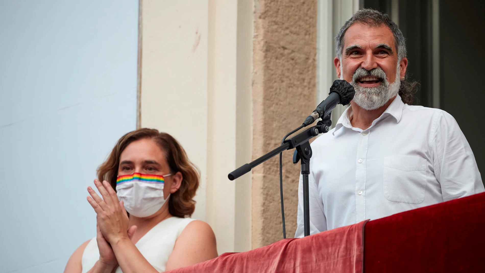 GRAF3133. BARCELONA, 14/08/2021.- La alcaldesa de Barcelona Ada Colau (i) y el presidente de Omniun Cultural Jordi Cuixart durante el pregón de la fiestas de Gracia 2021, hoy sábado en Barcelona. EFE/Alejandro García
