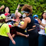Naomi Osaka firma autógrafos en Cincinnati